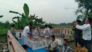 Camat Padangan dan Kades Kendung Ziarah ke Makam Leluhur