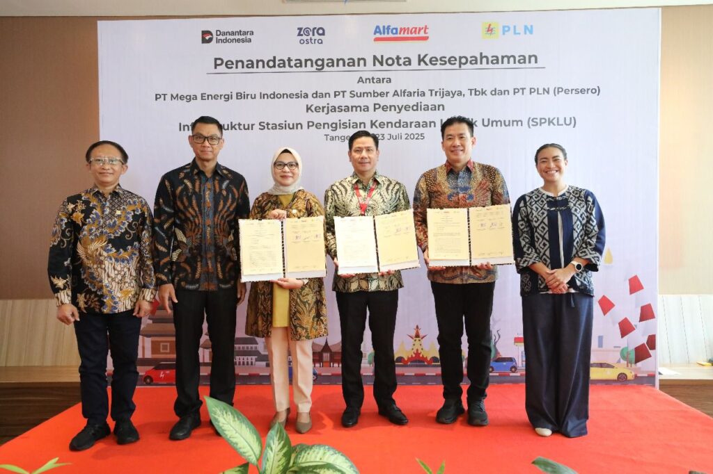 Semangat Kemerdekaan, PLN, MEBI, dan Alfamart Kolaborasi Kembangkan Infrastruktur SPKLU di Lokasi Strategis se-Indonesia