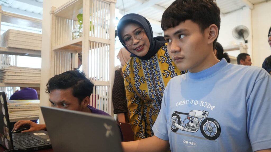 Semarak HUT Kemerdekaan ke-80 RI, Istri Menteri Sosial Apresiasi Pemberdayaan Disabilitas Mitra Binaan TJSL PLN di Aora Wistara Surabaya