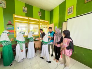 PLN Icon Plus Jatim Wujudkan Kepedulian Pendidikan dan Tebar Kebahagiaan untuk Siswa SD Islam Roudlotul Jannah Lumajang