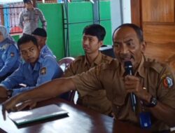 Camat Sekar Dikecam Warga Setelah Menggebrak Meja Dalam Dialog