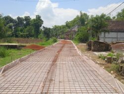 Kontradiksi Proyek Jalan Nglarangan: Kualitas Diklaim Aman Saat Besi Masih Terhampar.