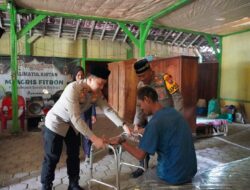 Wujud Kepedulian Polri, Kapolres Bojonegoro Blusukan Salurkan Bansos di Ngambon