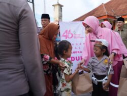 Ramadan 2026, Kapolres Bojonegoro dan Siswa TK Kemala Bhayangkari 67 Sugihwaras Berbagi Takjil