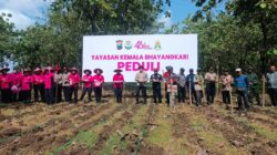 Optimalkan Lahan Hutan, Perhutani dan Bhayangkari Bojonegoro Dorong Produktivitas Petani Buntalan 
