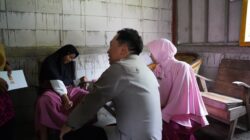 Kapolres Bojonegoro Sambangi Ainur Riza, Siswa SLB yang Gigih Bantu Ibu 