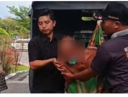 Satpol PP Bojonegoro Evakuasi Pria ODGJ di Jalan Trunojoyo Dengan Sentuhan Humanis