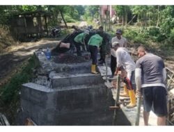 TNI dan Warga Bojonegoro Kebut Pembangunan 10 Jembatan Perintis Garuda 