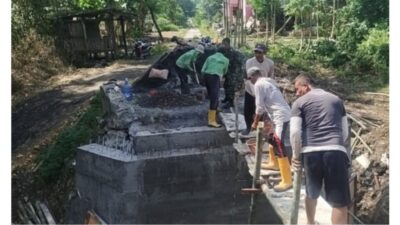 TNI dan Warga Bojonegoro Kebut Pembangunan 10 Jembatan Perintis Garuda 