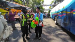 Polwan Bojonegoro Sigap Layani Calon Haji