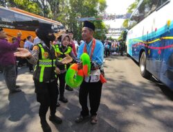 Polwan Bojonegoro Sigap Layani Calon Haji