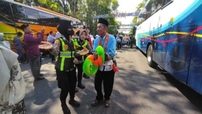 Polwan Bojonegoro Sigap Layani Calon Haji