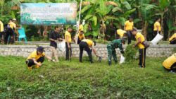 Sambut HUT Bhayangkara ke-80, Polres Bojonegoro Bersih-bersih Sungai Dukung Indonesia ASRI