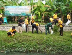 Sambut HUT Bhayangkara ke-80, Polres Bojonegoro Bersih-bersih Sungai Dukung Indonesia ASRI