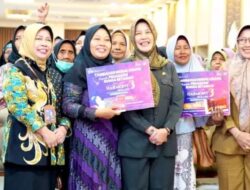 ​HUT ke-30 BPR Bojonegoro: Beri Bantuan Modal Pedagang Kembang Setaman, Ditutup Konser Ungu