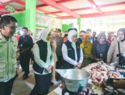​Jelang Iduladha, Khofifah Soroti Lonjakan Harga Daging Sapi dan Bawang Merah di Bojonegoro