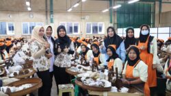 Salurkan BLT DBHCHT 2026, Mbak Nurul Sapa Buruh Pabrik Rokok di Baureno 