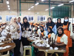 Salurkan BLT DBHCHT 2026, Mbak Nurul Sapa Buruh Pabrik Rokok di Baureno 
