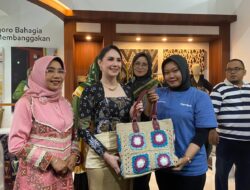 Kunjungi Stan EMCL di Bojonegoro Wastra Batik Festival, Arumi Bachsin Doakan UMKM Binaan Tambah Laris