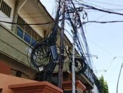 ​Kabel Semrawut di Depan SMAN 4 Bojonegoro Dikeluhkan Warga, Ganggu Estetika dan Fasilitas Publik