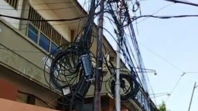 ​Kabel Semrawut di Depan SMAN 4 Bojonegoro Dikeluhkan Warga, Ganggu Estetika dan Fasilitas Publik