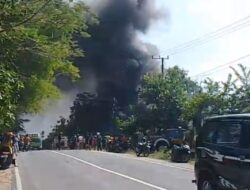 ​Lahan Kosong di Mojomalang Tuban Terbakar, Kepulan Asap Hitam Sempat Gegerkan Pengguna Jalan