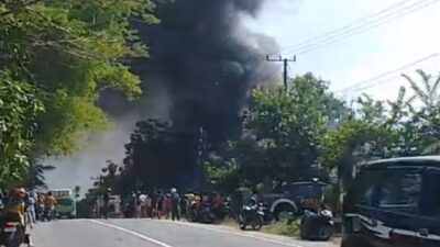 ​Lahan Kosong di Mojomalang Tuban Terbakar, Kepulan Asap Hitam Sempat Gegerkan Pengguna Jalan