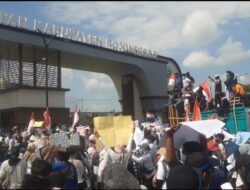 ​Ratusan Relawan MBG Gelar Aksi Damai di Depan Gedung DPRD Bojonegoro, Suarakan Dukungan Program Makan Bergizi