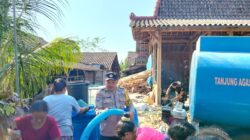 Polri untuk Masyarakat, Polsek Ngambon Salurkan 16 Ribu Liter Air Bersih bagi Warga