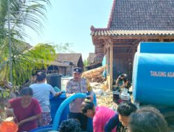 Polri untuk Masyarakat, Polsek Ngambon Salurkan 16 Ribu Liter Air Bersih bagi Warga
