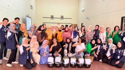 Mahasiswa KKN UNDIP Edukasi Warga Kutowinangun Kidul Olah Sampah Organik Jadi Eco-Enzyme