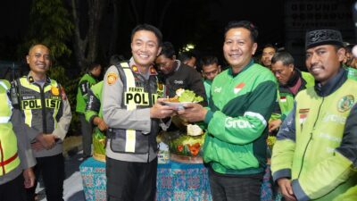 Perkuat Sinergi Jaga Harkamtibmas, Polres Bojonegoro Cangkrukan dan Doa Bersama Komunitas Ojol